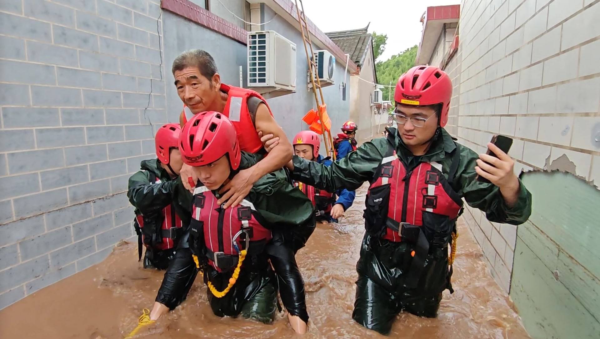 暴雨中架"生命桥",密云消防在古北口镇营救6人