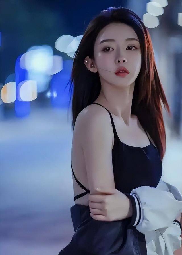 46岁冯绍峰深夜被拍新恋情，小19岁中戏才女神似赵丽颖，网友质疑是替身