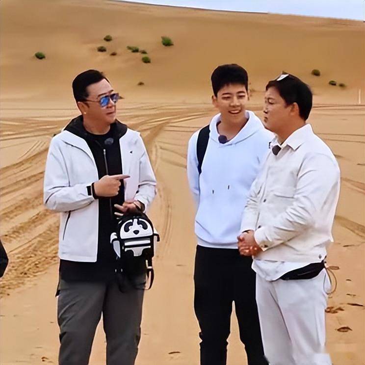 郭涛一家四口牛津大学被偶遇!18岁石头似黄景瑜,妻子瑜伽裤穿搭