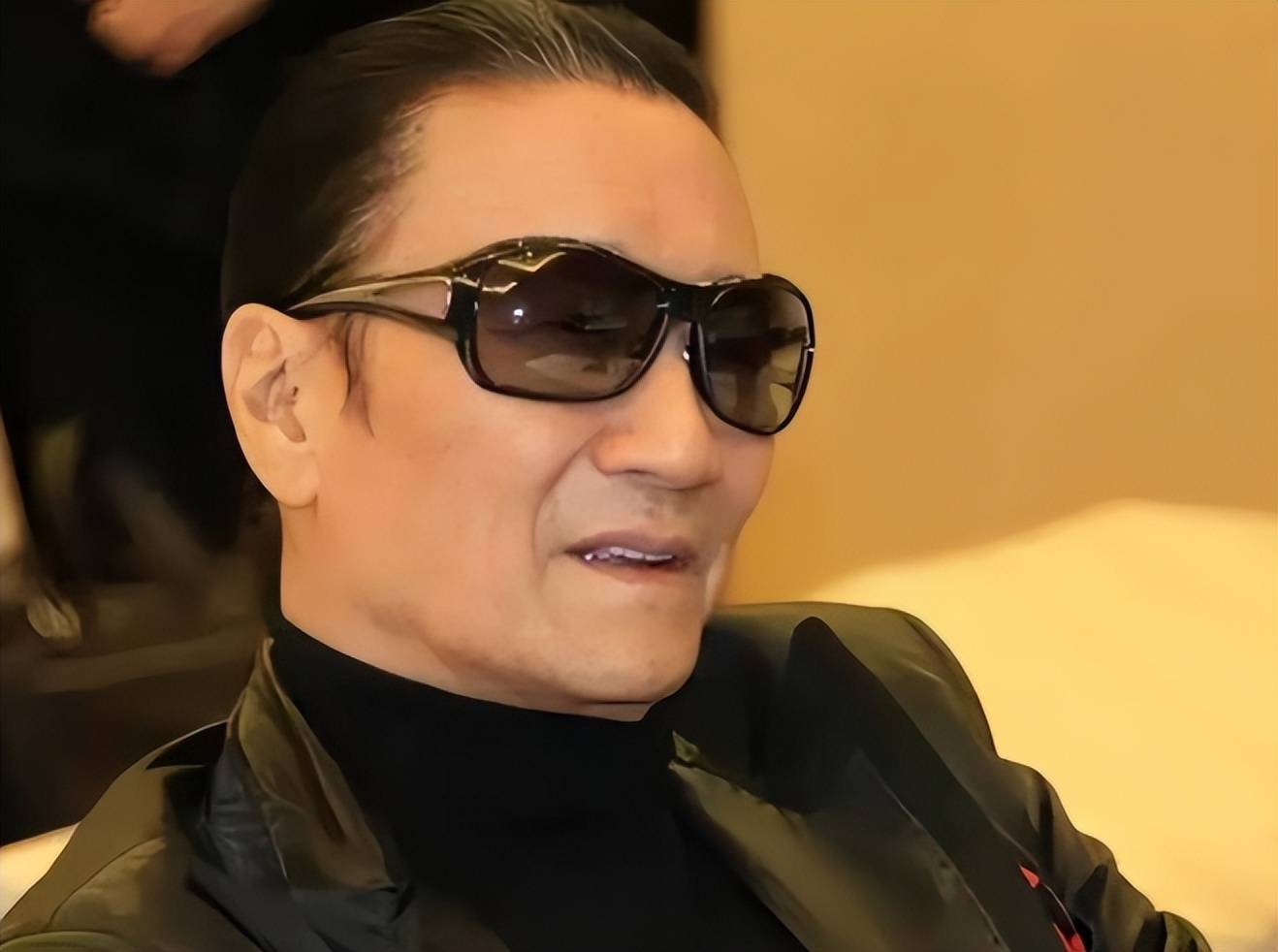 善恶到头终有报!88岁瘫坐在轮椅上的谢贤,已然成了一个"笑话"