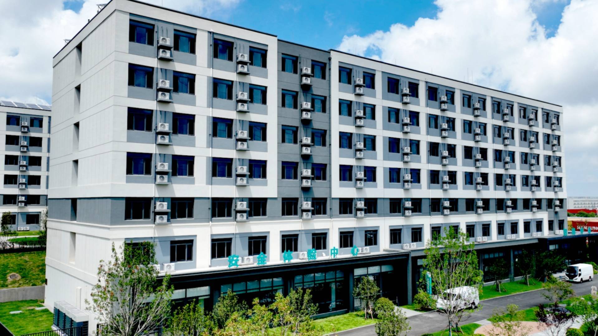 从去年此时全新投入使用的辽阳路海信公寓,到今年平度园区新建大学生