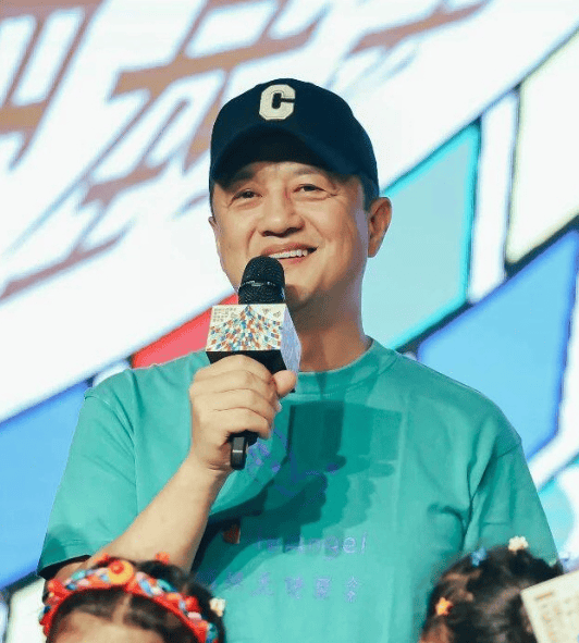 王菲19岁女儿李嫣与爸爸李亚鹏出席活动，现场近照曝光