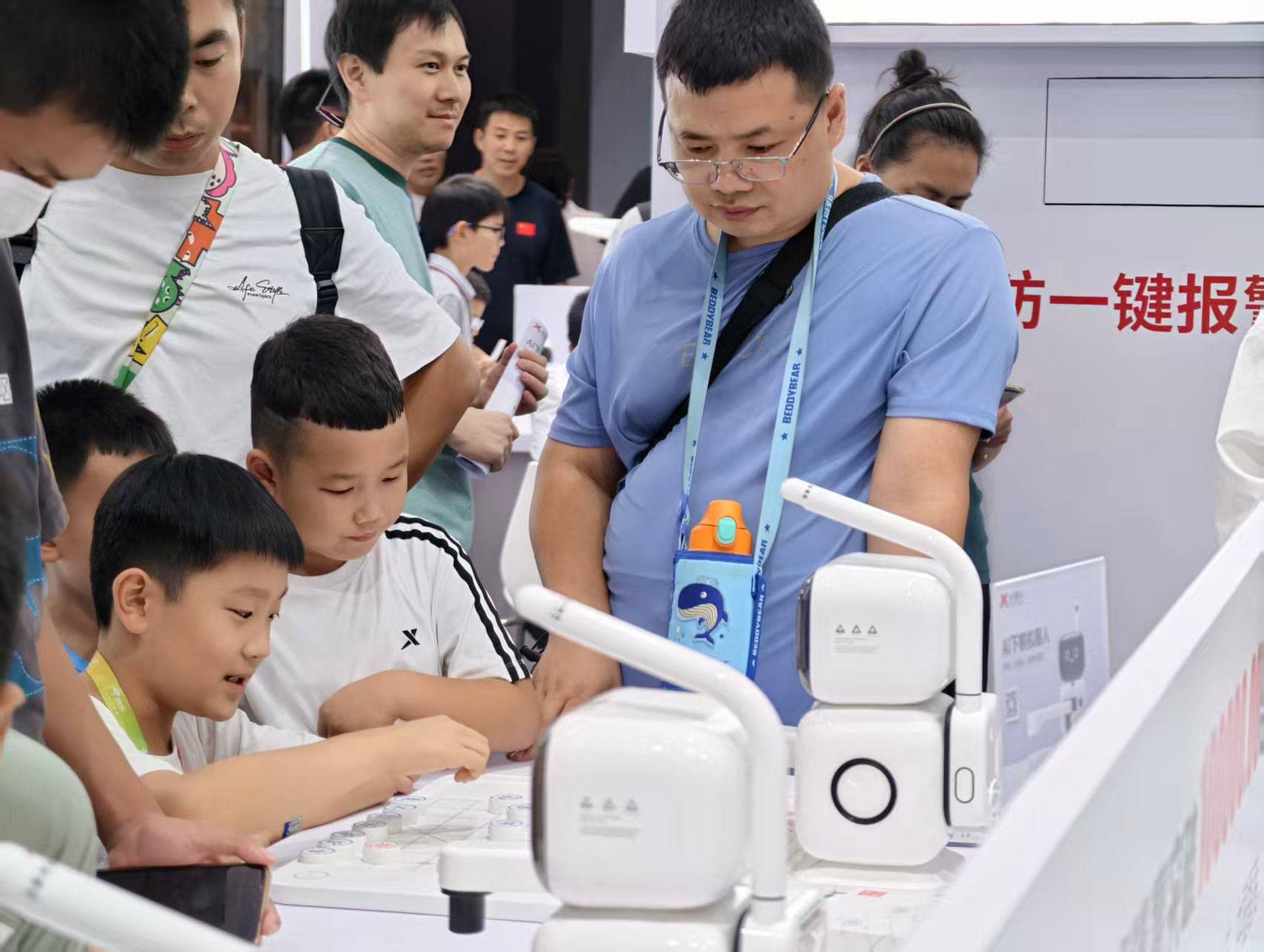 2025世界机器人大会促产业发展销售额超2亿元