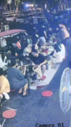 女子街边吃夜市疑被楼上泼辣椒油，受害人否认划拳喧嚣已报警