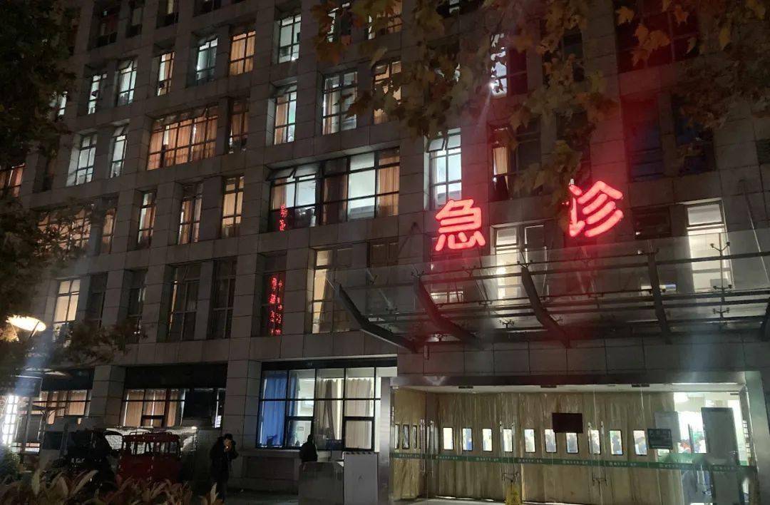 熬夜观看一部戏剧，这位26岁的男人突然