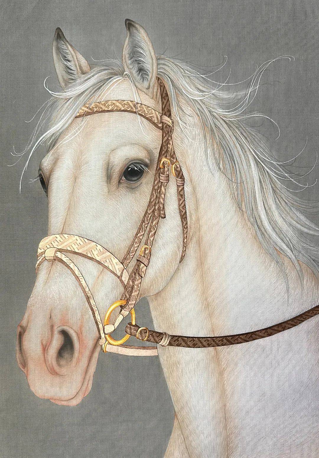 马头采用工笔画技法表现出当代艺术唯美的画风,马缰绳部分运用了苏绣