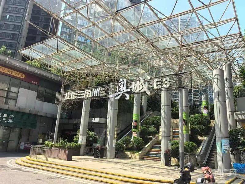 揪心！小区高空坠物，砸中婴儿车！婴儿仍在救治中……