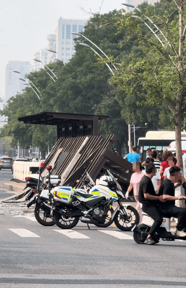 山西太原一公交站候车亭突然倒塌，一男子被砸致肋骨骨折送医，公交公司：已上报相关主管部门