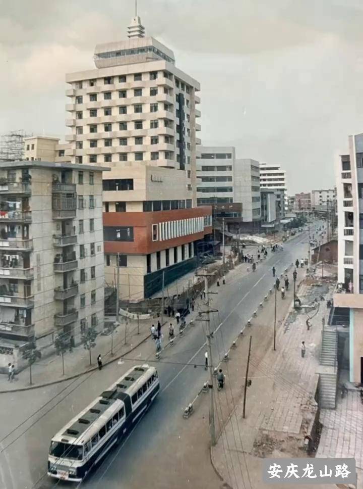 定格1990年代安庆龙山路:人行道铺设正酣 #建筑项目 #老照片