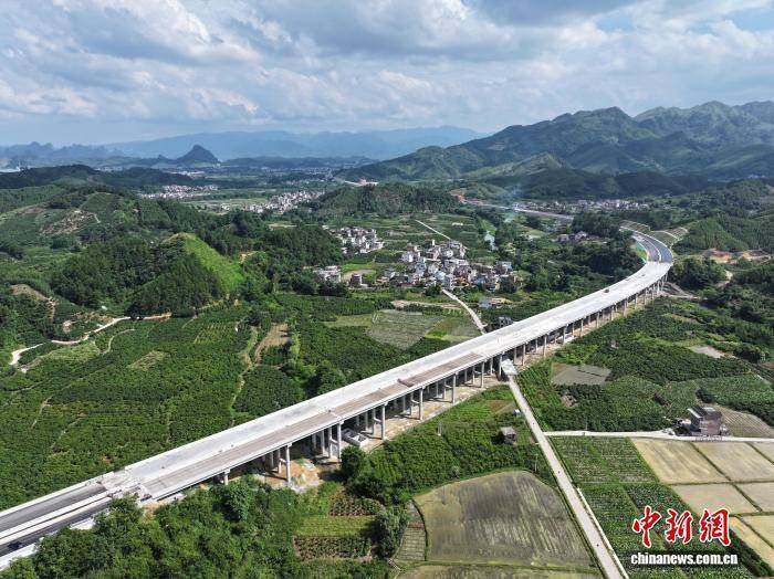 广西荔浦连线高速公路主线全线贯通 阳朔旅游再添便利