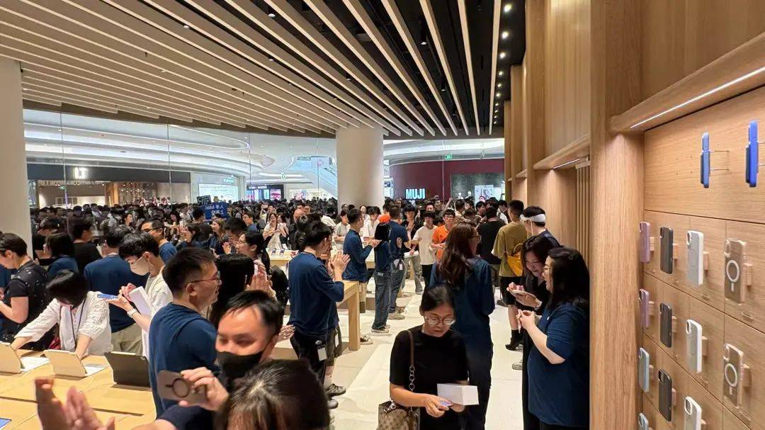 大量深圳人涌入！有人通宵“打地铺”排队……