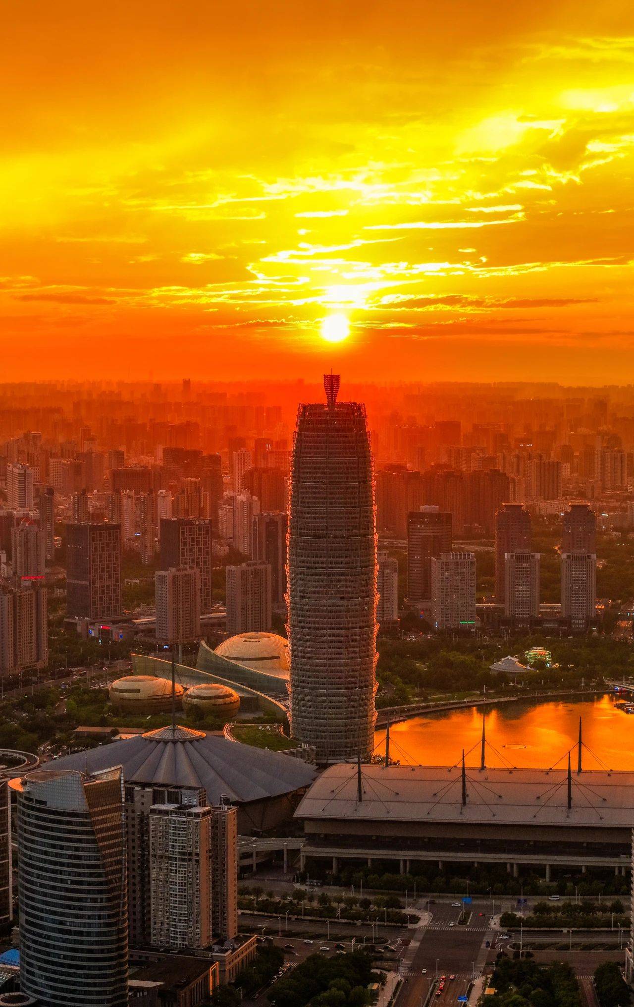 顶端新闻记者 宋亚猛 李思翰 文/图8月16日,郑州的天空被一场绚丽