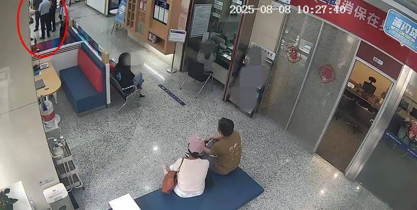 女子取款遭拒后当众躺地撒泼，民警一查发现竟是犯罪嫌疑人
