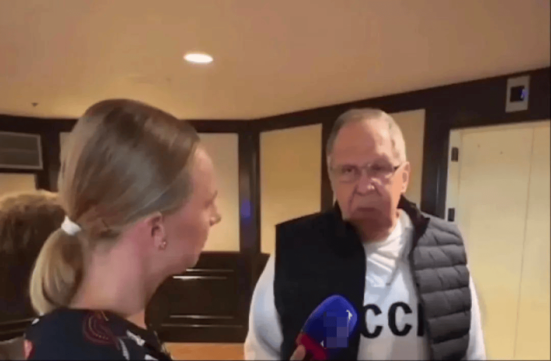 阿拉斯加峰会俄外长穿的“苏联”字样卫衣火了！现货半天卖光，预售排到1个月后