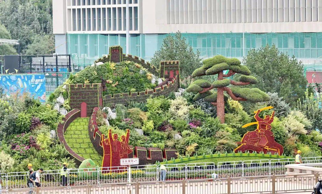 纪念抗战胜利80周年主题花坛亮相