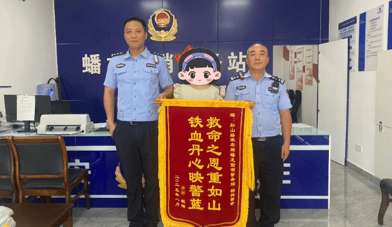 外卖小哥发现“110 625”血书枕报警，民警破译密码踹门救出女房东！真相竟是……