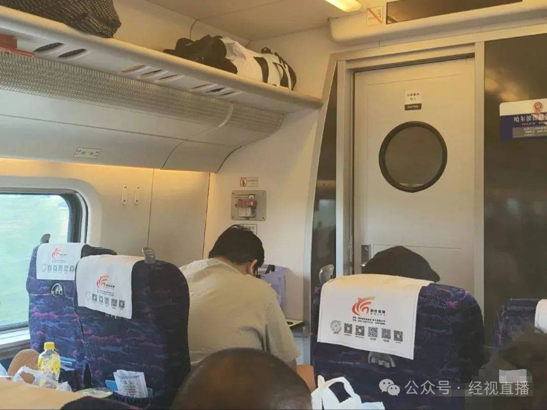400斤男子致邻座拥挤，高铁不妨再多想想办法 | 新京报快评