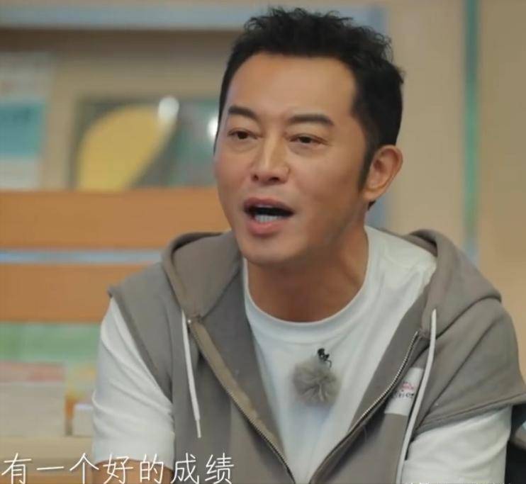 善恶到头终有报！68岁瘫在轮椅上的张铁林，如今的下场大快人心