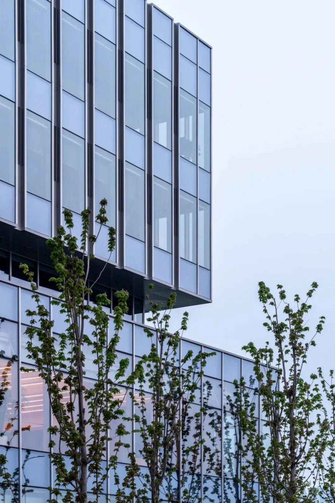 建筑外立面使用金属和玻璃幕墙,以凸显简洁的科技感