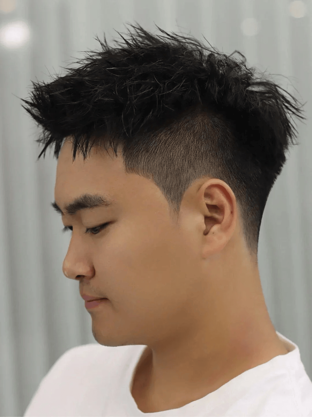 男生夏天必剪短发,展现出男性的阳刚之气