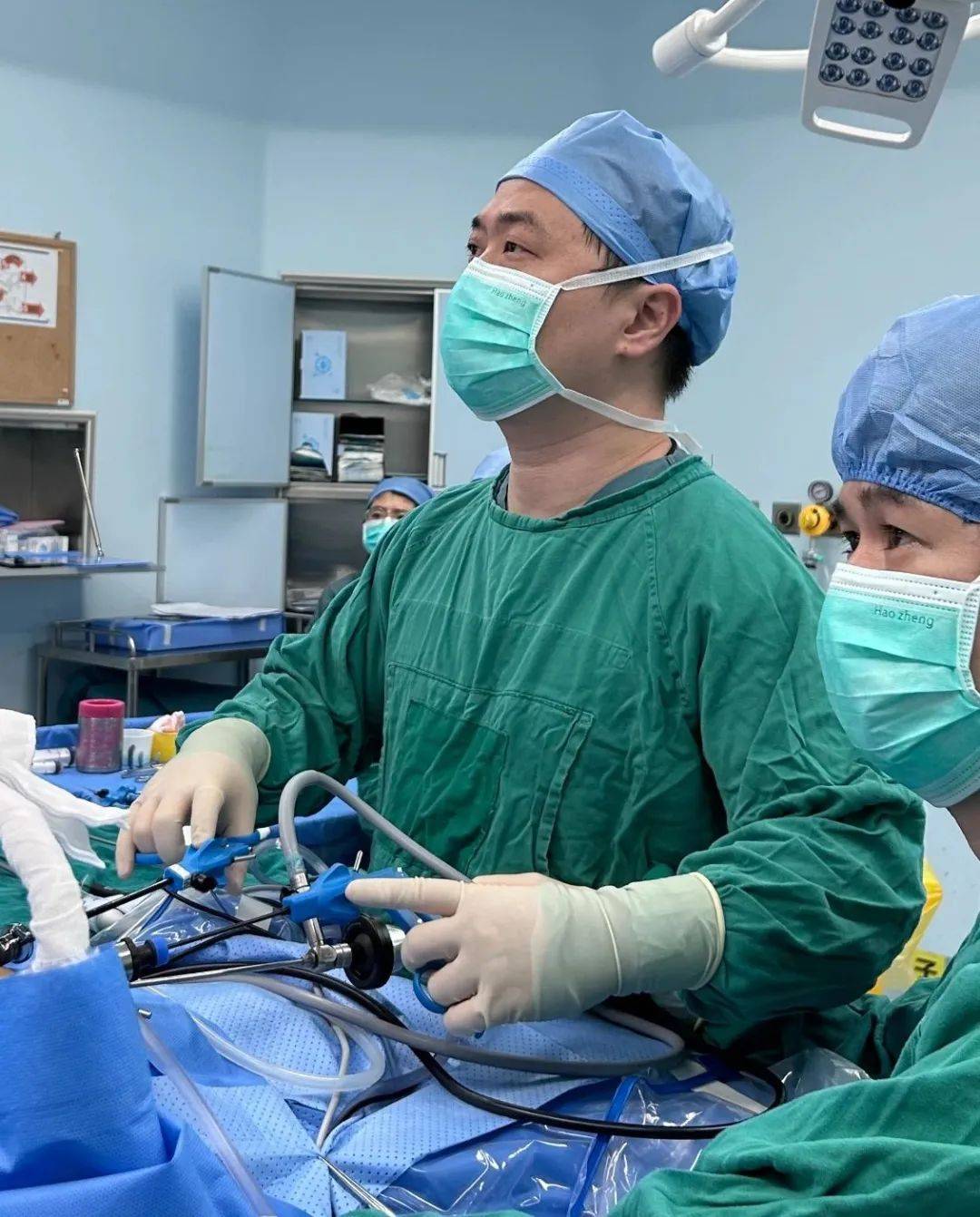 积极开拓前沿成功实施世界首例混合现实辅助腔镜甲状腺手术为世界