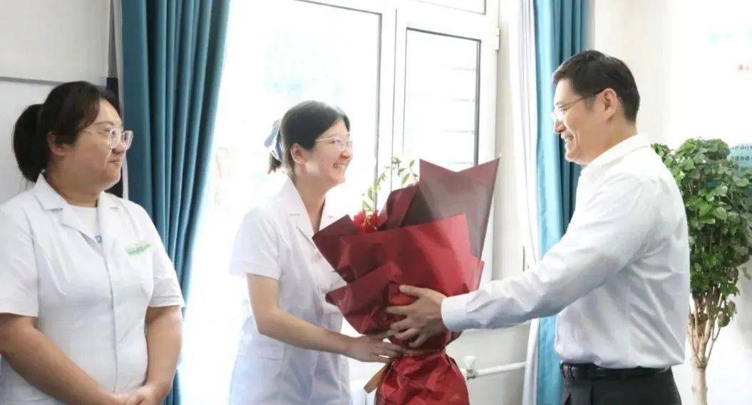【医师节特辑】内蒙古自治区卫生健康委党组书记、主任刘勇一行深入内蒙古自治区脑科医院慰问临床一线医生