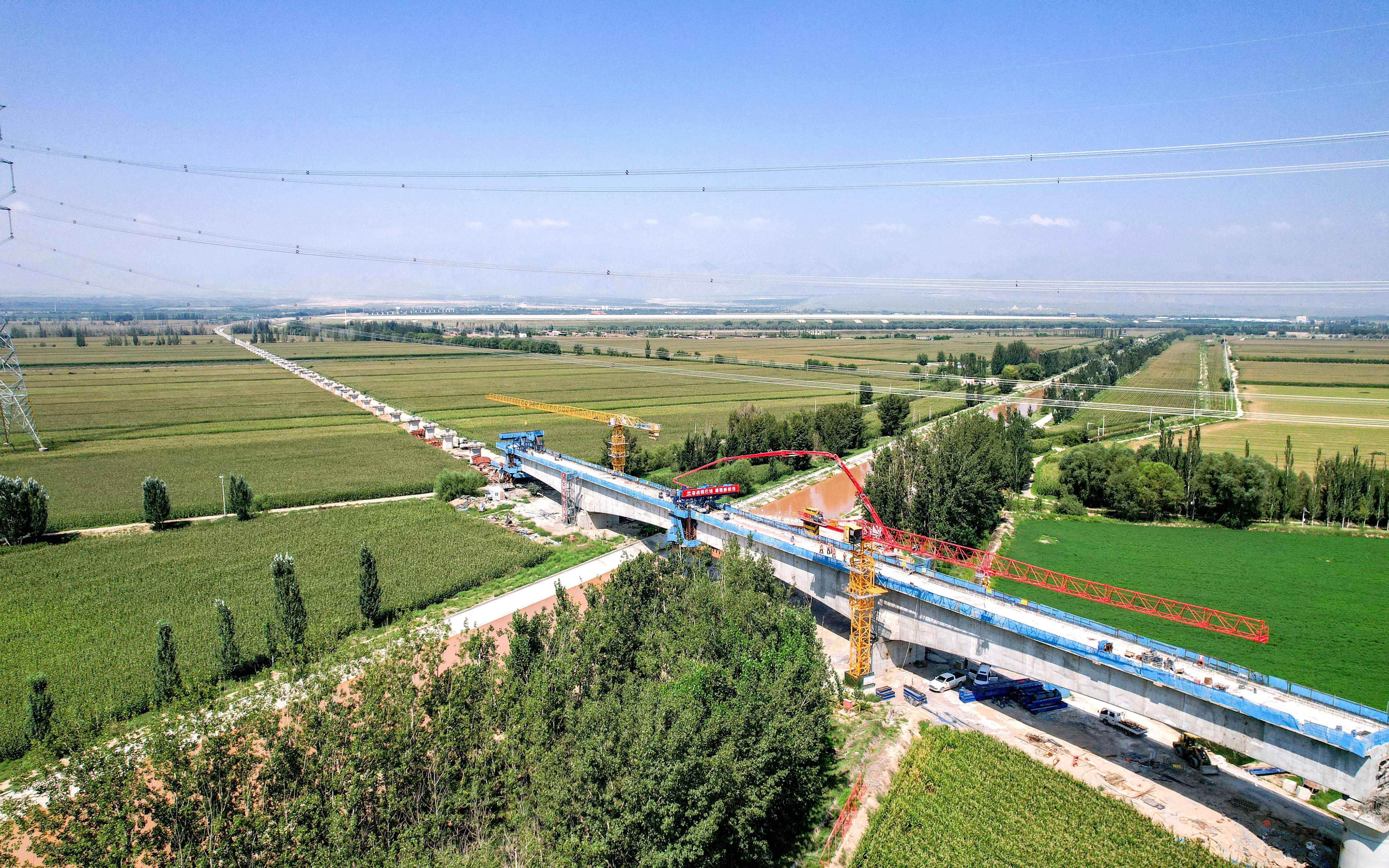 银巴铁路桥梁橡胶材料被曝质量不达标 橡胶板能轻易割开扯断(图1)