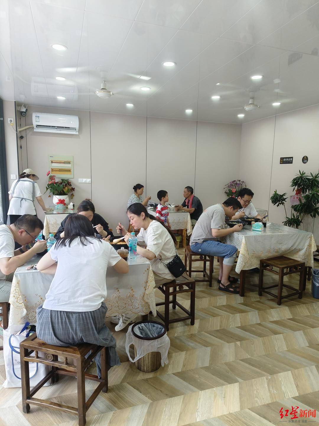 叫扬叔 - 全网最会整活的苏超球迷  足球圈热梗收割机“苏超”常州队首胜后 主教练爱人所开面馆销量暴涨 有人驱车一小时来吃“胜利套餐”