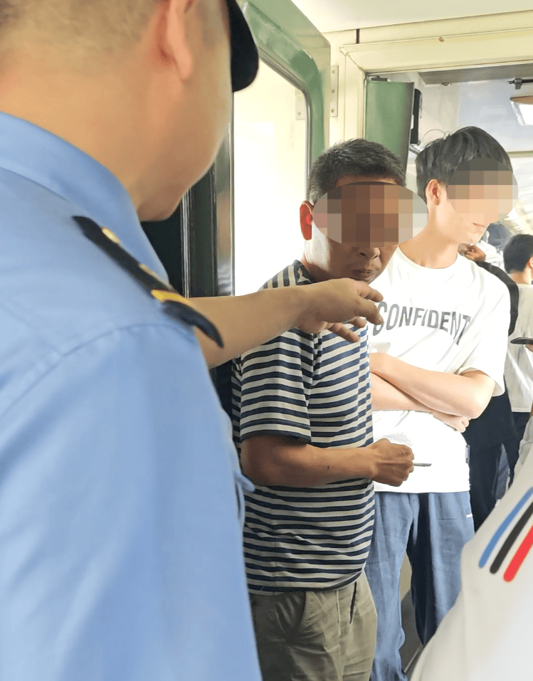 女子绿皮车劝阻吸烟与他人冲突 普速列车车厢连接处允许吸烟 12306称将转达禁烟建议