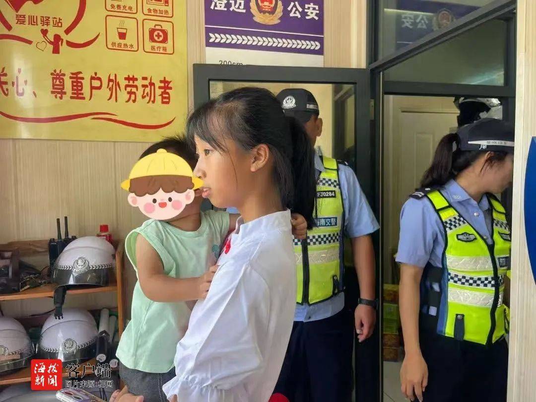 海南一名“交警姐姐”执勤时怀里还抱着个小男孩？很暖心