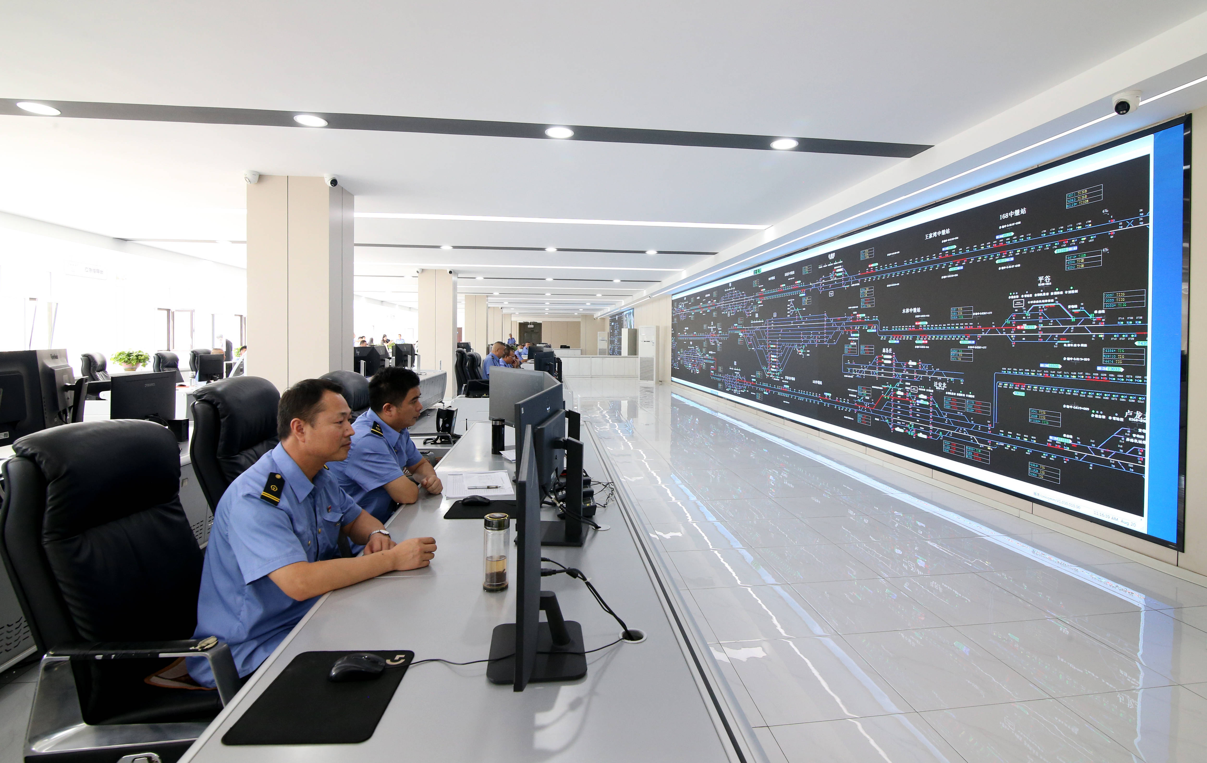 国铁太原局湖东车辆段调度指挥中心实时监控大秦铁路车辆运行状态