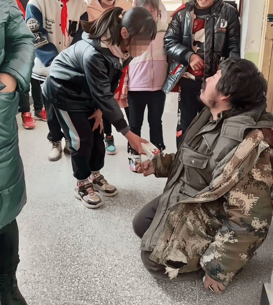 残疾拾荒者胡雷资助的女孩意外离世 警方通报：因辅导作业与家人发生争执后离家未归