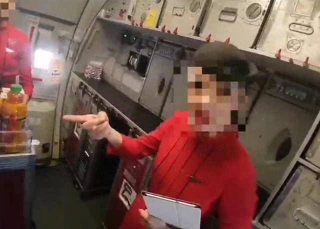 白金卡旅客航班上想摆餐遭拒后刁难乘务组，网友呼吁航司拉黑该旅客，律师解读