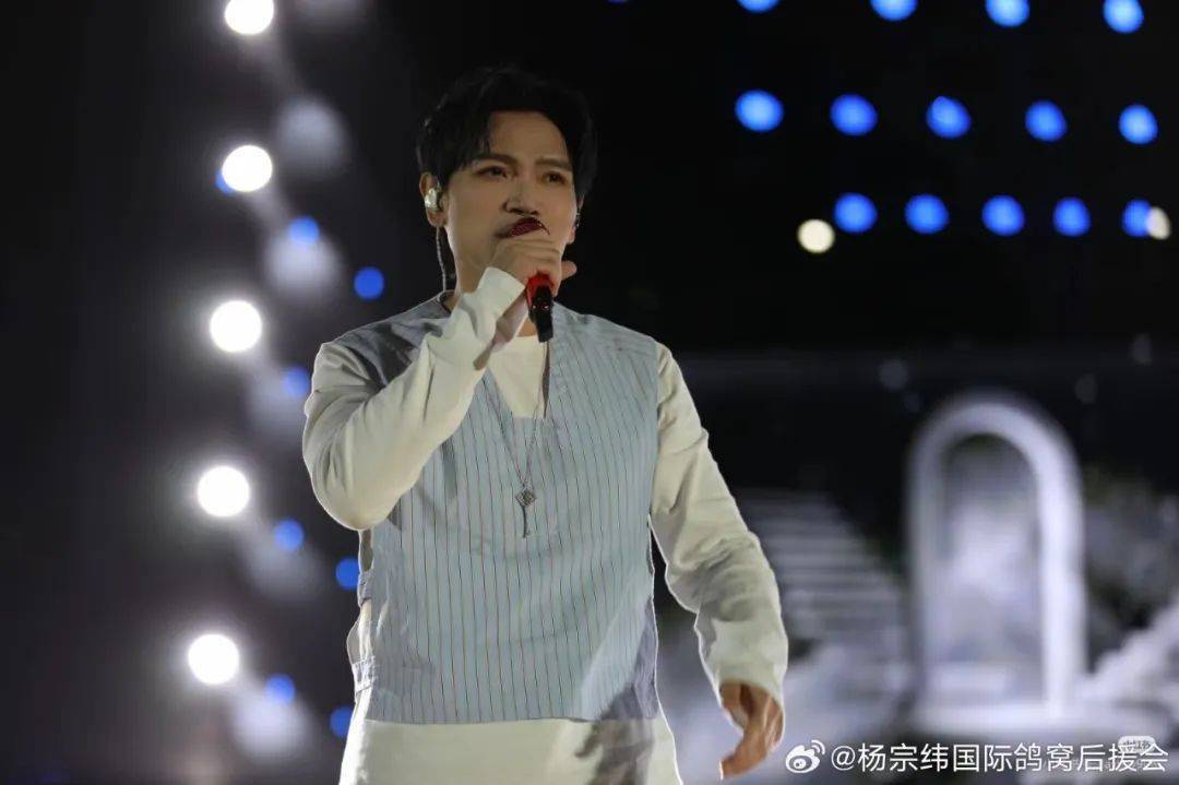 歌手杨宗纬在演唱会突发意外，摔下2米高舞台，被救护车带走，主办方道歉，工作人员：扭伤了腰，人在医院