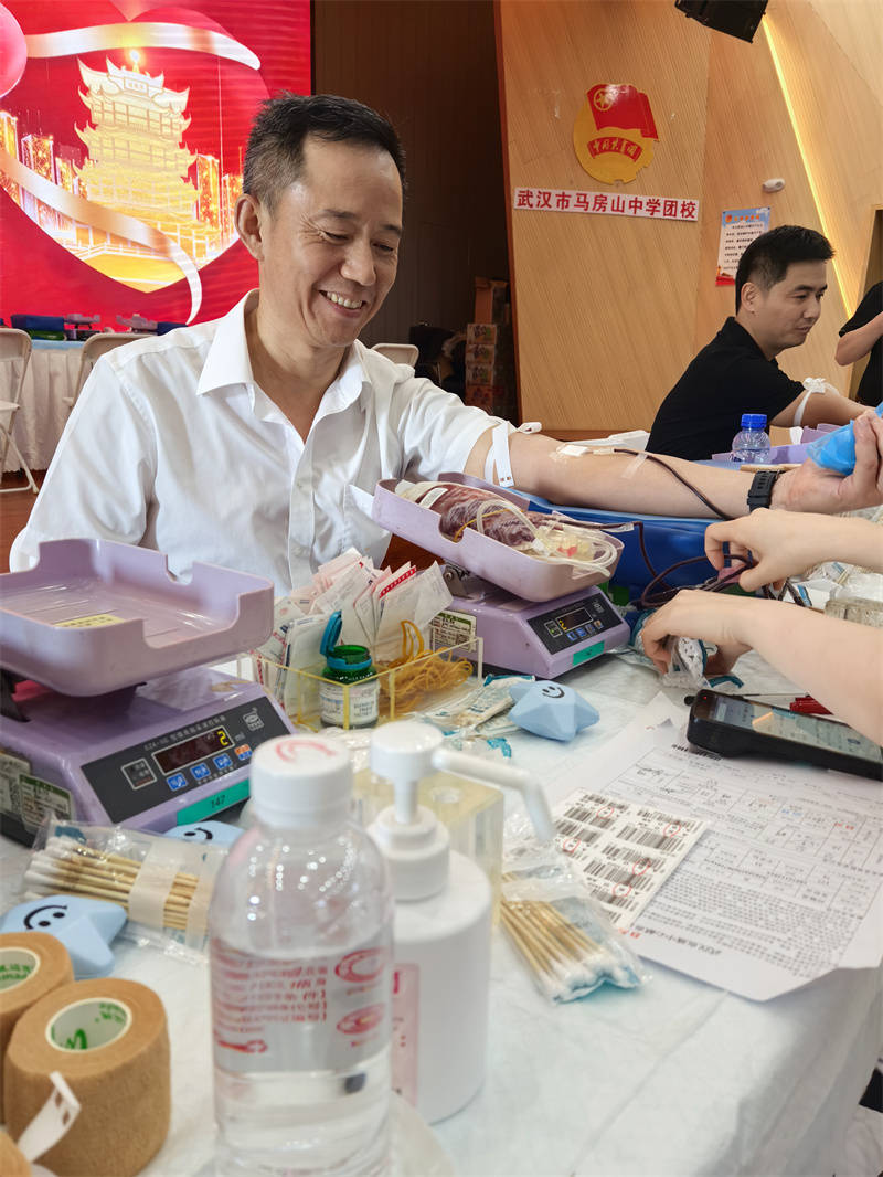 热血集结 武汉市洪山区556名干群组团献血