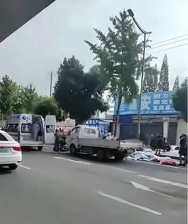 突发！四川成都一高架桥下，失控货车连撞多人，现场有伤者躺在地上，盖有被单!