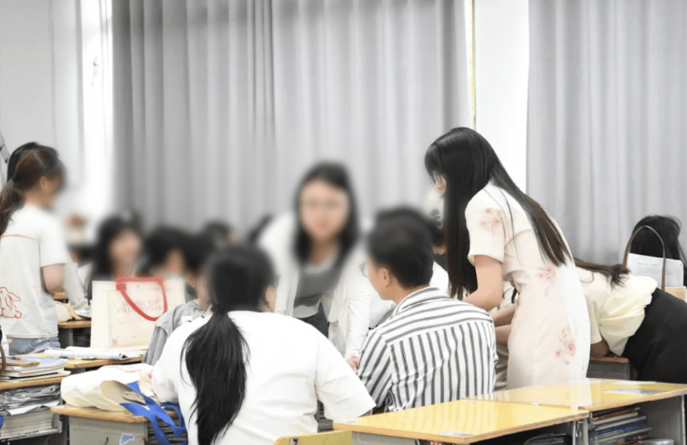 山东临沂小学老师被调去教高中称“压力很大” 教育局回应“都有高中教资证”