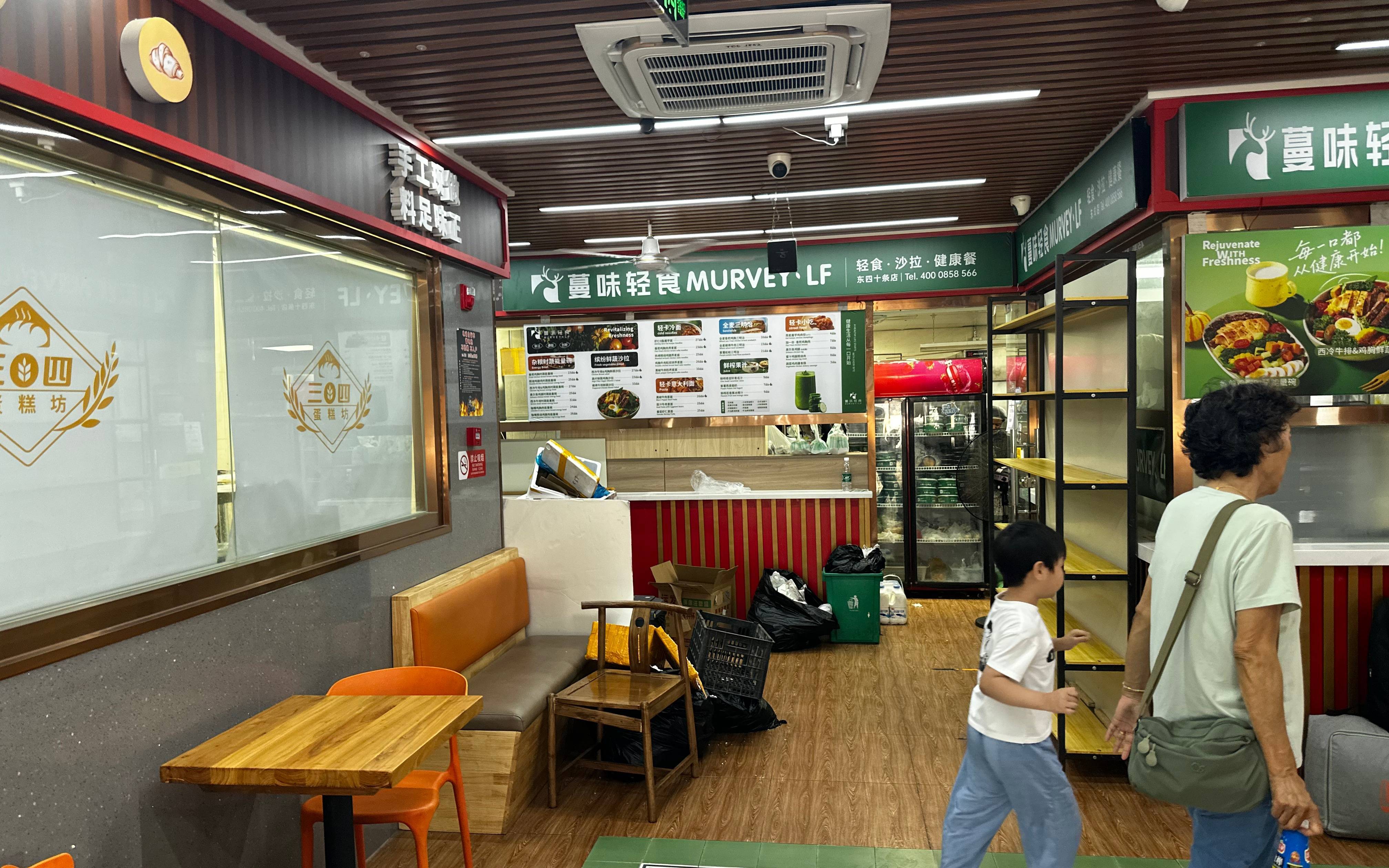 蔓味轻食被质疑就餐环境差：开在菜市场 "堂食门店"无法堂食