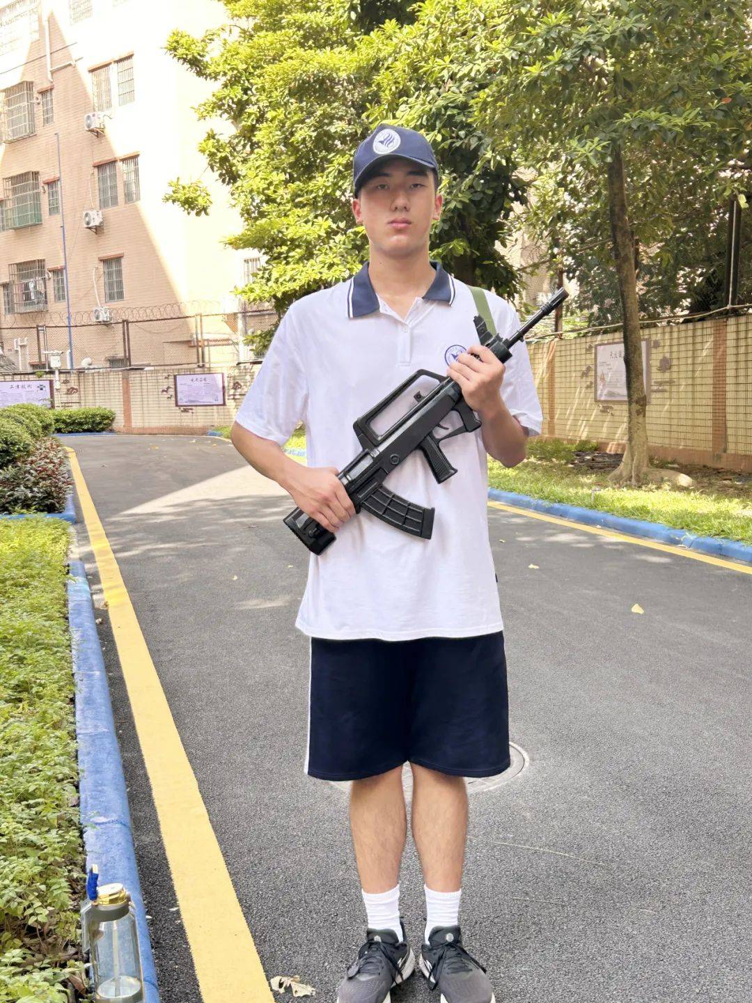 国旗班的军姿透着股硬气脚跟并拢膝盖笔直双肩端平如抵着磐石目光