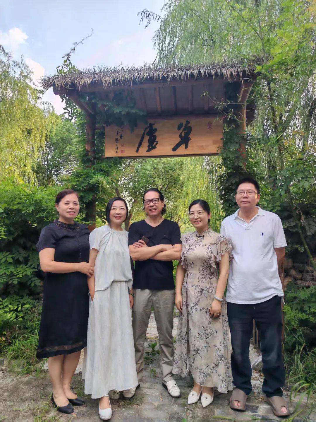 高温难抵诗心炽热:诗人张作梗与扬州诗友草庐畅谈