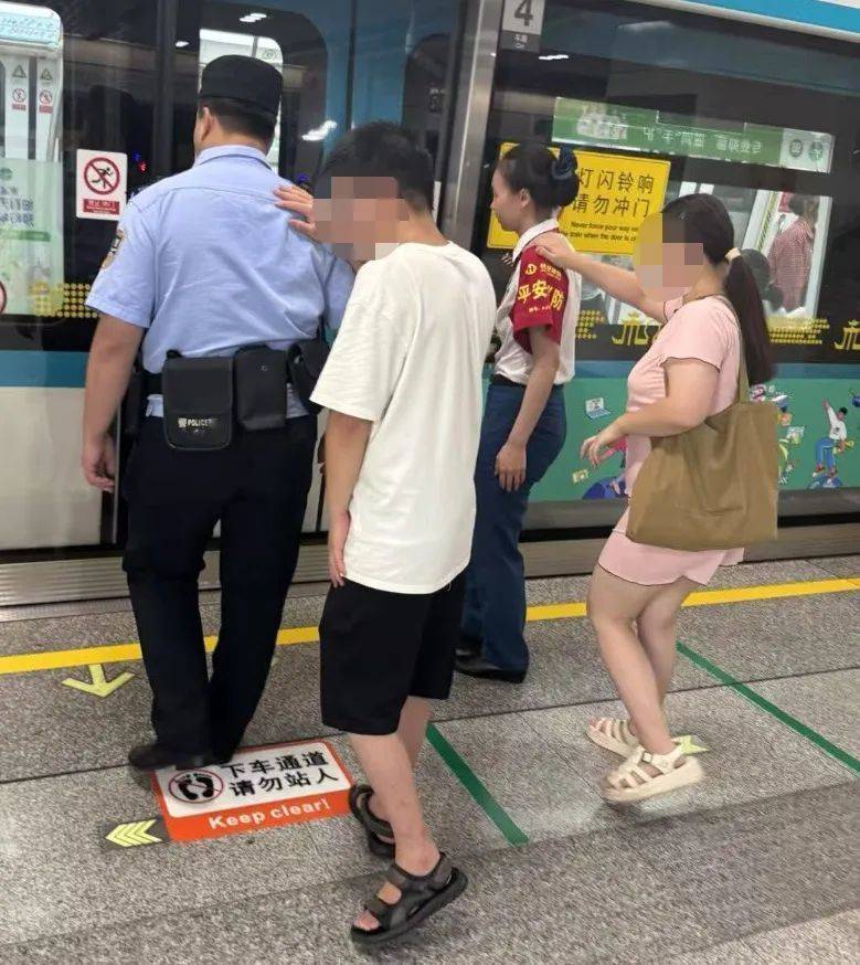 杭州地铁两张 “扶肩照”火了！小小的动作，一座城的温暖