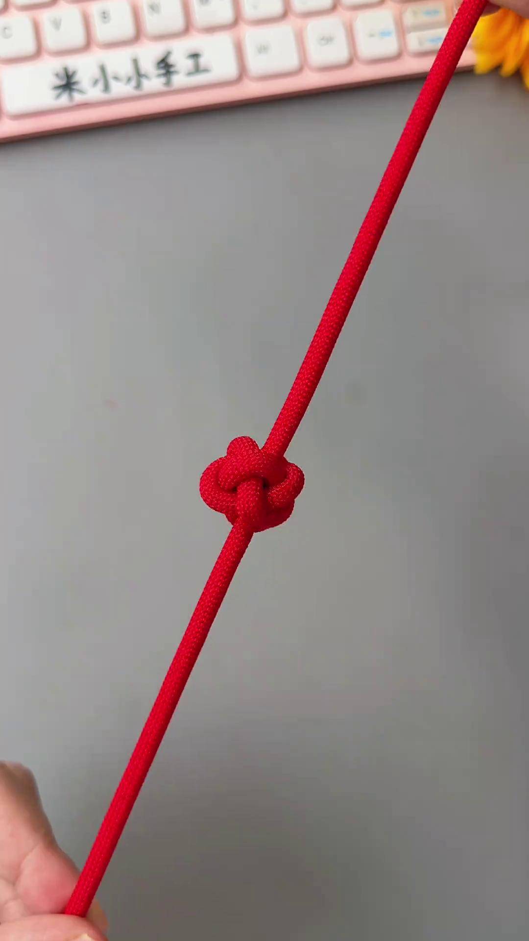 用一根绳子和我一起编纽扣结编法简单编手机链或者卫衣的绳扣抖非常