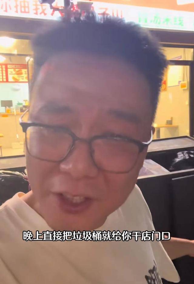 甘肃兰州一物业因界限纠纷用垃圾桶在商家店前摆成一道墙，当地街道：已经介入协调