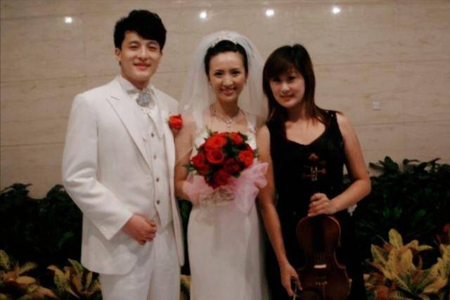 实际上孙艺洲早已经结了婚,他的妻子曹晓雯和他是上海戏剧学院的同班