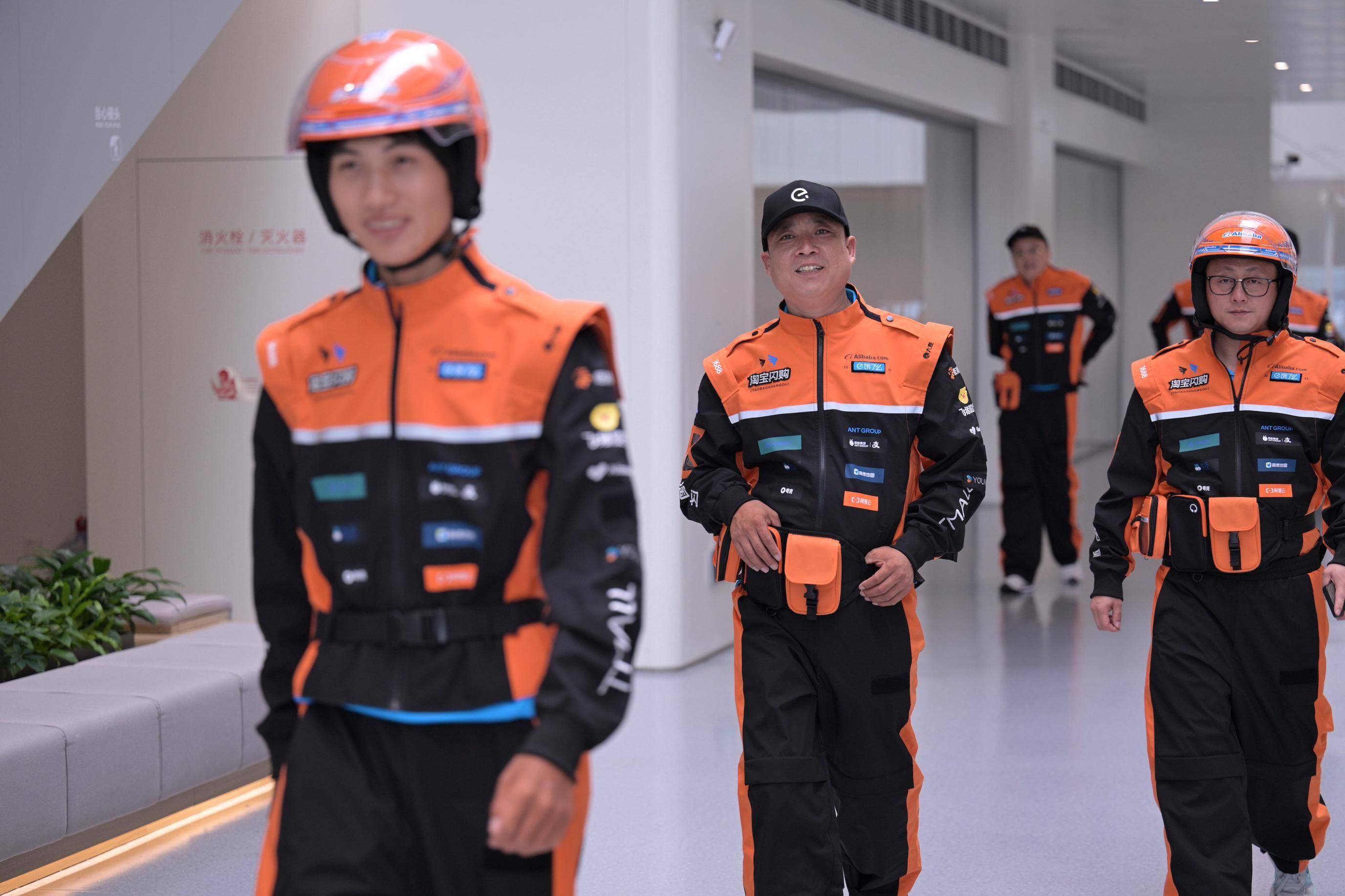 为“骑士”换新装、助“骑士”职业成长,淘宝闪购给外卖行业劳动者“修路”