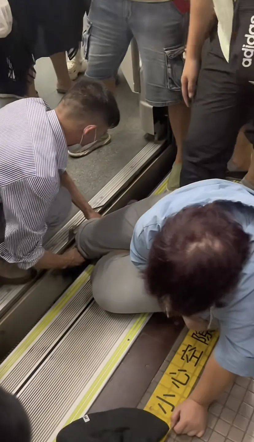 上海地铁1号线突发！乘客整条腿瞬间被卡，最新消息→