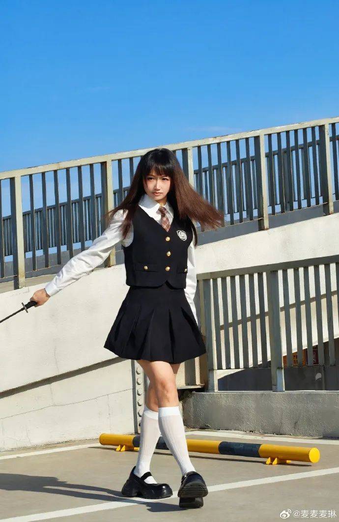 麦琳尝试制服短裙风格，被评“变化超大”：美得不敢认