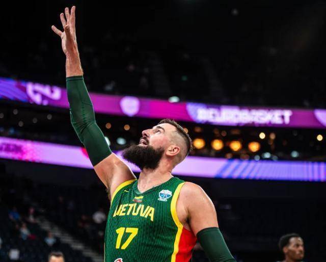 瓦兰单手指天太霸气:砍18+9造两项欧锦赛纪录,掘金两年2030万不亏