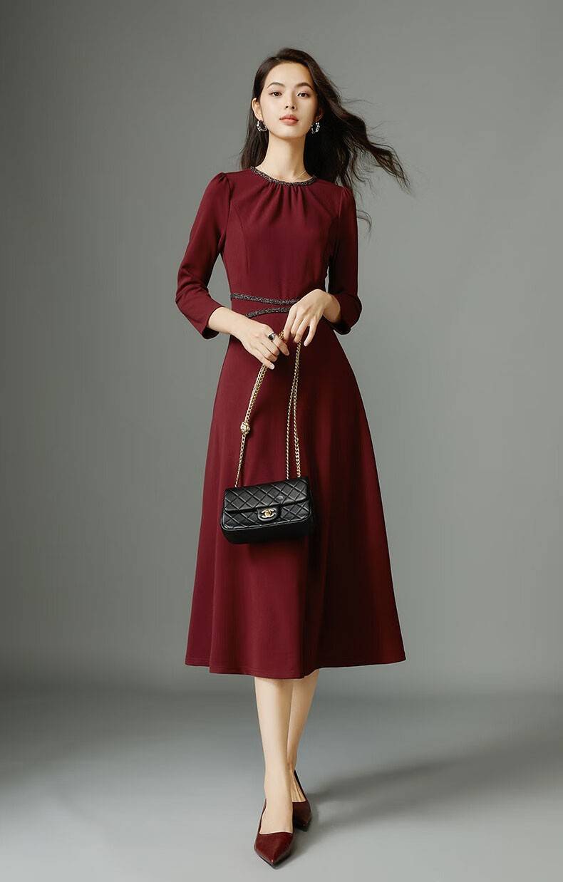 秋季气质穿搭,这条酒红色连衣裙好看,时尚简约的造型大气又高雅