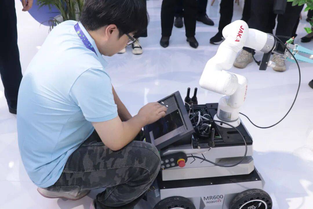 安顺四家企业携数字创新成果亮相2025数博会